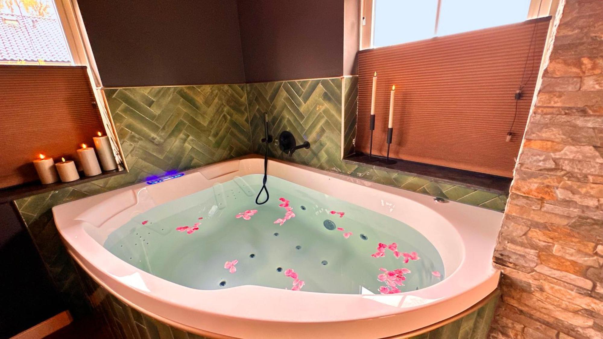 Wellness Tuin - Ultieme Partner Beleving - St Hubertus Suite Met Jacuzzi ,Openhaard, Prive Hottub En Prive Sauna In Jachthut Stijl Хорст Экстерьер фото
