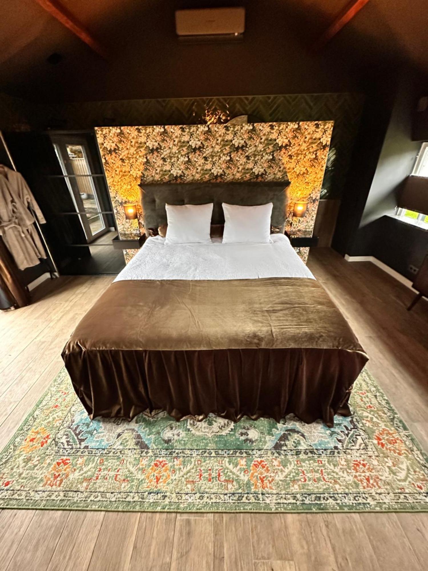 Wellness Tuin - Ultieme Partner Beleving - St Hubertus Suite Met Jacuzzi ,Openhaard, Prive Hottub En Prive Sauna In Jachthut Stijl Хорст Экстерьер фото