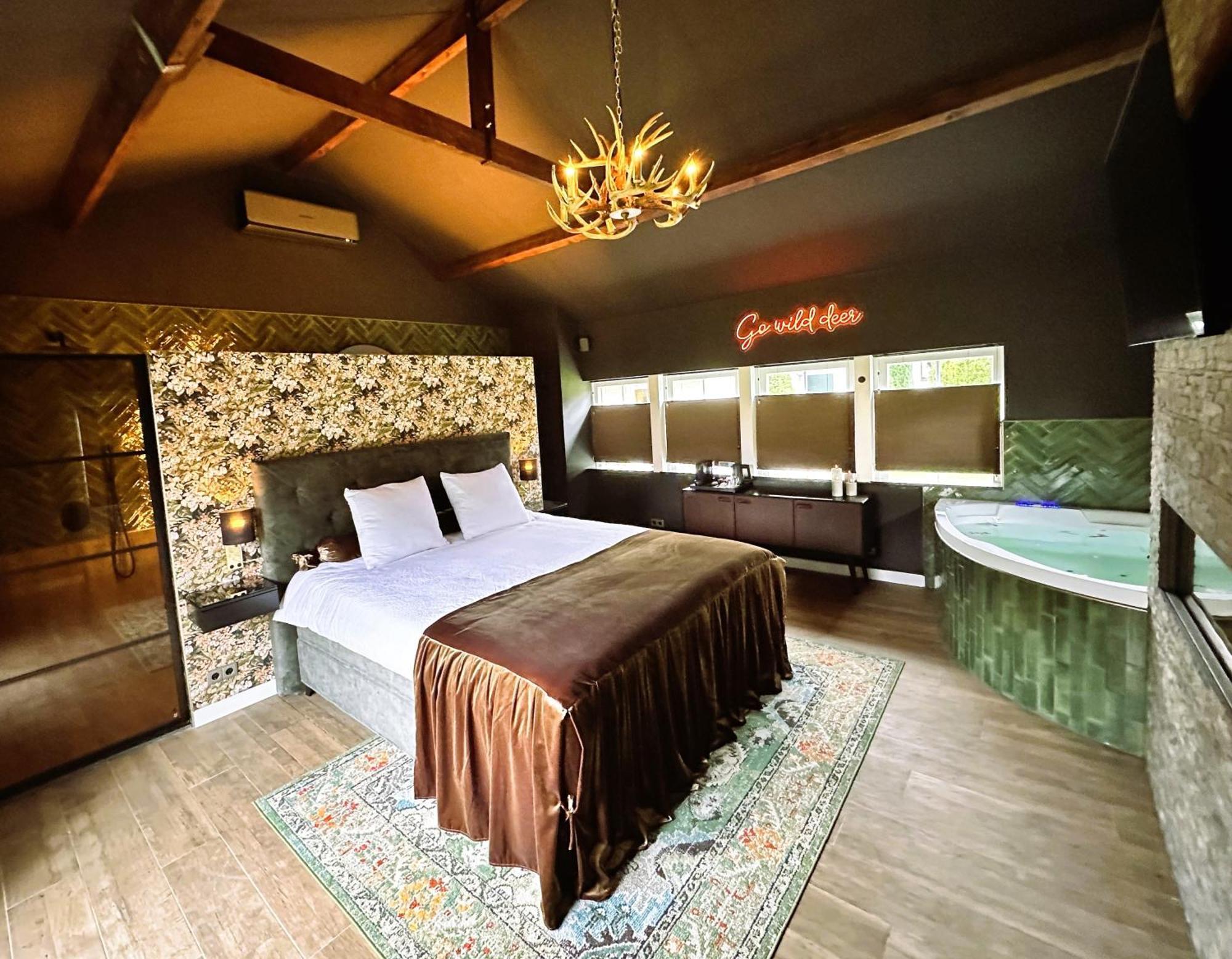 Wellness Tuin - Ultieme Partner Beleving - St Hubertus Suite Met Jacuzzi ,Openhaard, Prive Hottub En Prive Sauna In Jachthut Stijl Хорст Экстерьер фото